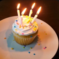 День народження - 4 свічки на капкейку